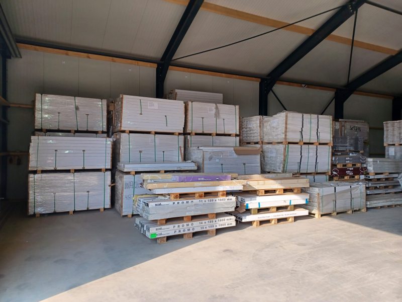 Nieuwe bouwmaterialen: panlatten in loods